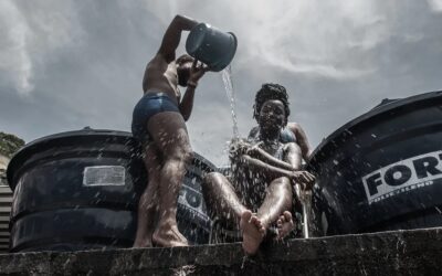Favela Criança Água Verão