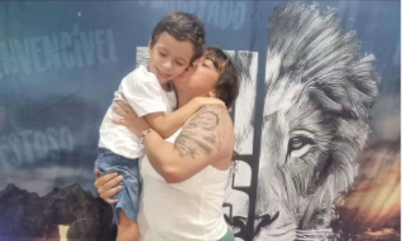 Flavia Louzada com o filho Dante (Reprodução Redes Sociais)