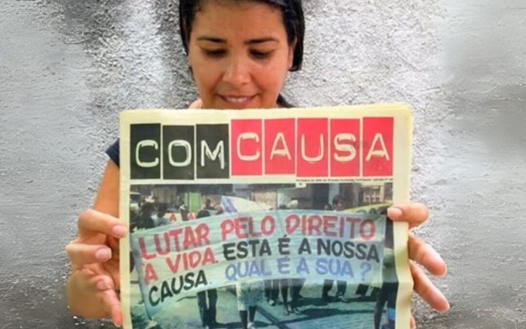 Nem Azevedo segurando Jornal da ComCausa com foto da Caminhada em memória das Vitimas da Chacina da Baixada de 2014 - Arquivo ComCausa