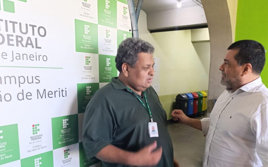 Encontro entre o diretor-geral da unidade, professor Rodney Albuquerque, e Adriano Dias, fundador da ComCausa