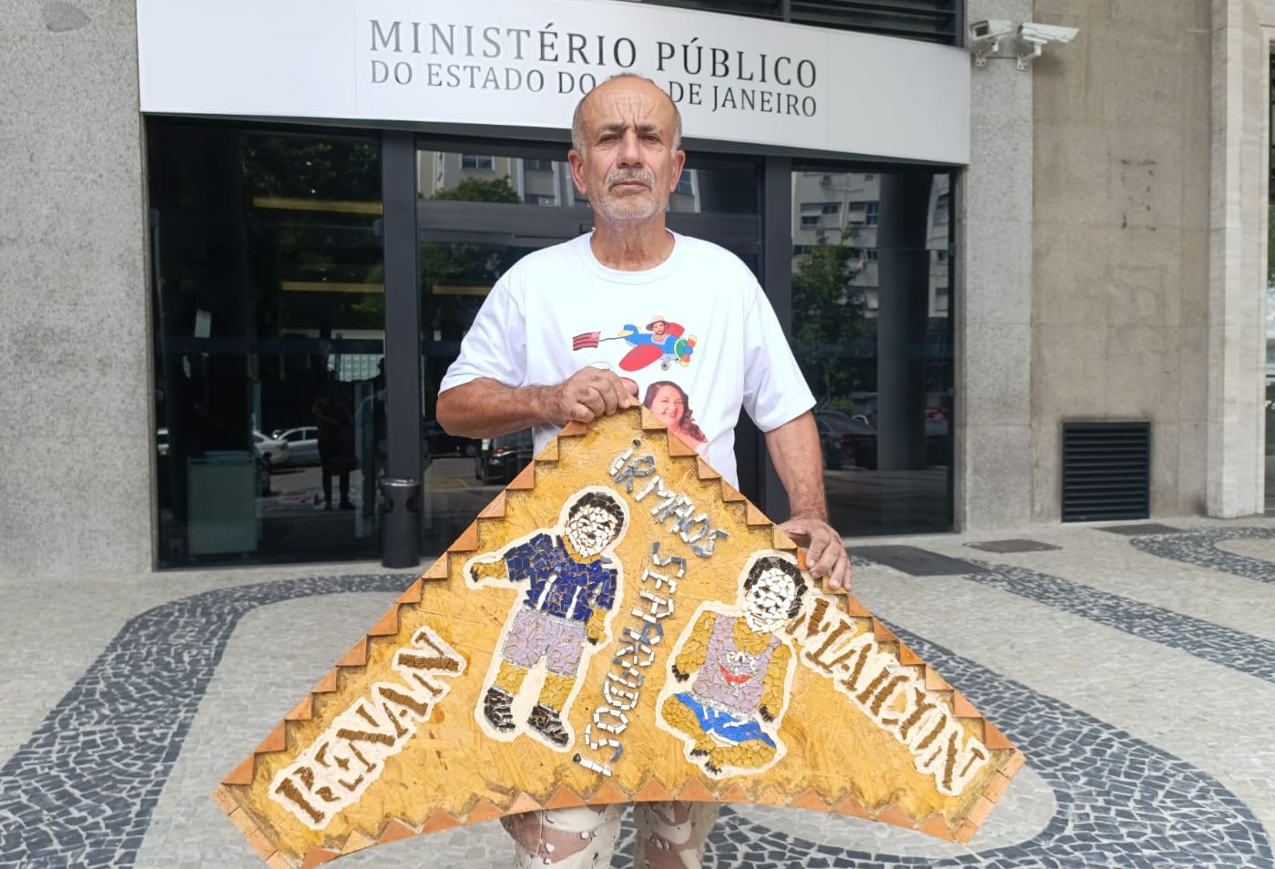 Pai mantém protesto solitário