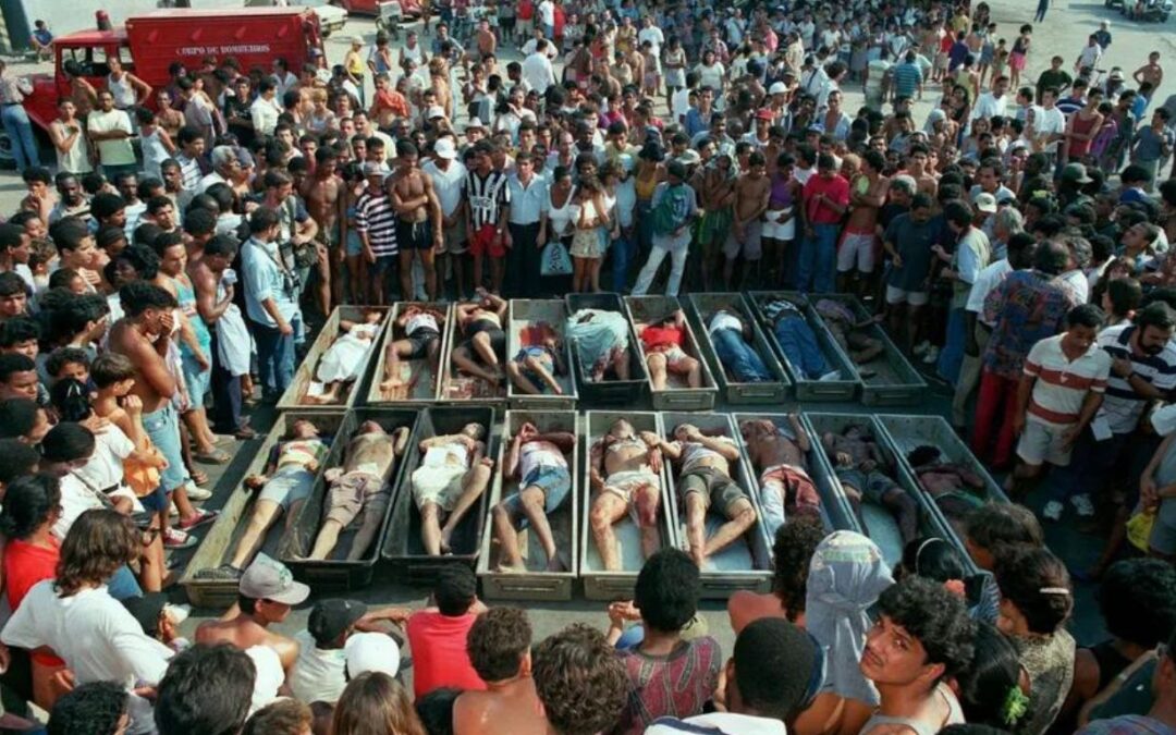 Chacina-de-Vigario-Geral-Corpos-de-moradores-mortos-por-policiais-em-1993-—-Foto-Marcia-FolettoAgencia-O-GLOBO