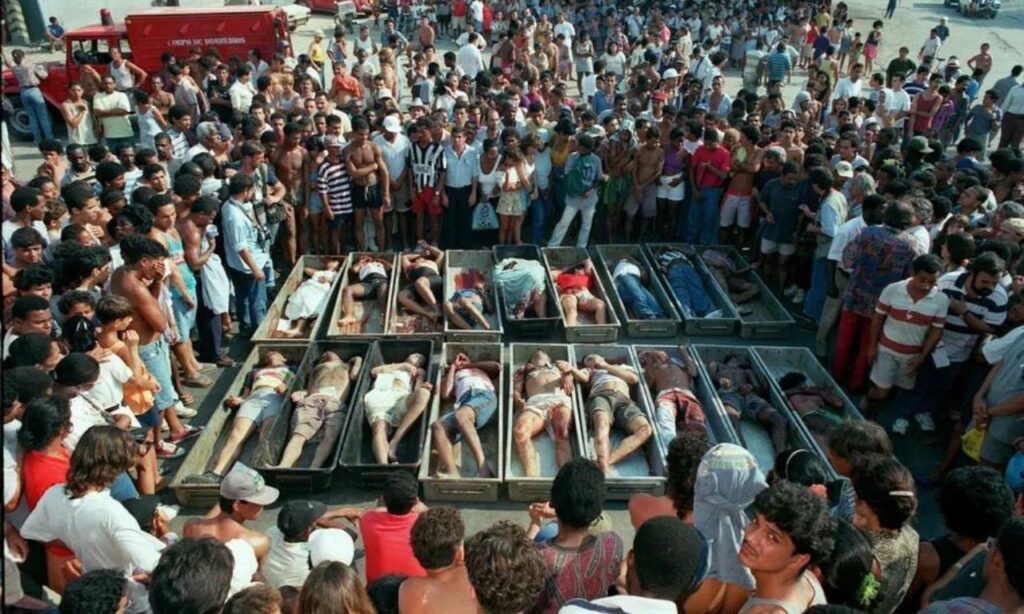 Chacina-de-Vigario-Geral-Corpos-de-moradores-mortos-por-policiais-em-1993-—-Foto-Marcia-FolettoAgencia-O-GLOBO