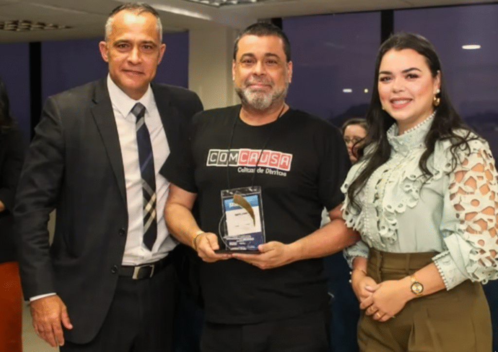 ComCausa recebe prêmio por atuação no enfrentamento aos desaparecimentos Adriano Dias Disque Denúncia Seim