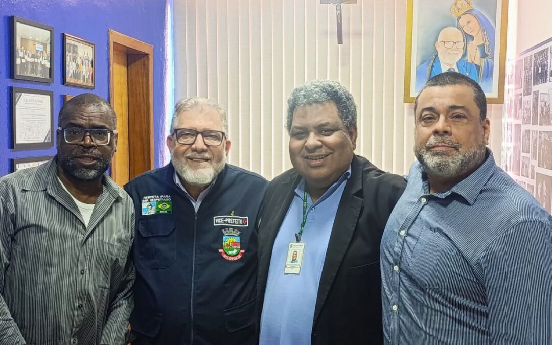 vice-prefeito de Nilópolis, Alvinho, recebeu em seu gabinete o frei Tatá; o professor Rodney, diretor do IFRJ local; e Adriano Dias da ComCausa - Arquivo ComCausa