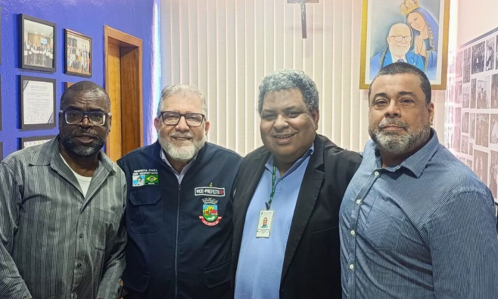 vice-prefeito de Nilópolis, Alvinho, recebeu em seu gabinete o frei Tatá; o professor Rodney, diretor do IFRJ local; e Adriano Dias da ComCausa - Arquivo ComCausa