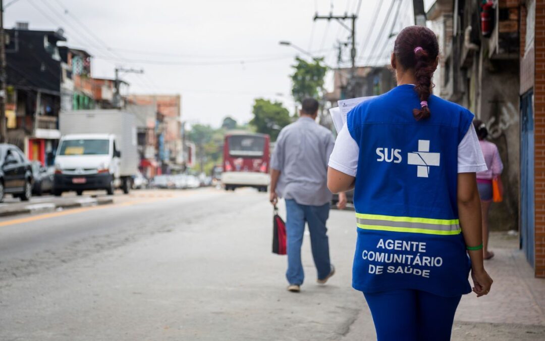 O Ministério da Saúde, em parceria com a Agência Brasileira de Apoio à Gestão do SUS (AgSUS), lançou um novo edital do Programa de Formação de Agentes Educadoras e Educadores Populares de Saúde (AgPopSUS). A iniciativa reforça a atuação comunitária na defesa do Sistema Único de Saúde, com foco especial em favelas e periferias de todo o país. A chamada pública segue aberta até o dia 18 de janeiro e busca selecionar movimentos sociais populares para a formação de 450 turmas em 17 unidades da Federação. A expectativa é beneficiar diretamente até 9 mil pessoas, ampliando de forma significativa a presença de agentes populares de saúde nos territórios mais vulnerabilizados. Cada turma contará com um educador ou educadora e 20 educandos, fortalecendo redes locais de cuidado, informação e mobilização social. O programa aposta na educação popular em saúde como ferramenta estratégica para promover o acesso a direitos, estimular a participação social e enfrentar desigualdades históricas que impactam o acesso aos serviços do SUS. Criado para valorizar o conhecimento construído nos territórios, o AgPopSUS dialoga com princípios da educação popular inspirados em Paulo Freire e reconhece o papel central dos movimentos sociais na promoção da saúde. Em edições anteriores, o programa contribuiu para ações de prevenção, comunicação comunitária e articulação entre população e serviços de saúde, especialmente durante a pandemia de Covid-19. Com o novo edital, o Ministério da Saúde reafirma o compromisso com o fortalecimento do SUS a partir da base, investindo na formação de lideranças comunitárias capazes de atuar na defesa da vida, da saúde coletiva e da democracia. ComuniSaúde e o impacto nas favelas O ComuniSaúde é uma iniciativa que difunde o direito à saúde e valoriza o Sistema Único de Saúde (SUS) e seus profissionais, fortalecendo redes comunitárias em favelas e periferias por meio de ações formativas, comunicação cidadã e articulações locais que ampliam o acesso ao atendimento básico, à saúde mental e a campanhas educativas. O projeto atua como ponte entre moradores e serviços públicos, oferecendo também um canal telefônico para orientação, mediação de conflitos e cobrança junto aos órgãos competentes sempre que houver negativa ou omissão no atendimento. ComCausa ComuniSaúde Baixada: 21 96942-1505 e acesse: comunisaude.org.br Plano Integrado de Saúde nas Favelas do Rio de Janeiro Desde 2021, mais de R$ 22 milhões foram investidos em projetos de saúde nas favelas cariocas, com apoio da Lei Nº 8.972/20 e do Fundo Especial da ALERJ. Instituições renomadas como a Fiocruz , IFF, UENF, UFRJ, UERJ, PUCRJ, SBPC, Alerj e Abrasco fazem parte do Plano Integrado de Saúde nas Favelas do Rio de Janeiro, com o objetivo de garantir que os serviços de saúde alcancem as áreas mais necessitadas. Essa articulação interinstitucional é fundamental para reduzir desigualdades históricas e promover o acesso universal à saúde como um direito humano básico e inalienável. Leia também | Fale conosco! | Nos conheça | Projeto Comunicando ComCausa | Portal C3 | Instagram C3 Oficial ______________________ ______________________ Colabore com nosso projeto pix.comcausa@gmail.com ______________________ Compartilhe: Agentes de Saúde