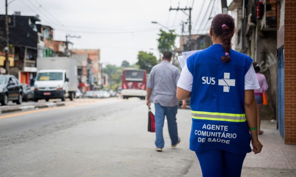 O Ministério da Saúde, em parceria com a Agência Brasileira de Apoio à Gestão do SUS (AgSUS), lançou um novo edital do Programa de Formação de Agentes Educadoras e Educadores Populares de Saúde (AgPopSUS). A iniciativa reforça a atuação comunitária na defesa do Sistema Único de Saúde, com foco especial em favelas e periferias de todo o país. A chamada pública segue aberta até o dia 18 de janeiro e busca selecionar movimentos sociais populares para a formação de 450 turmas em 17 unidades da Federação. A expectativa é beneficiar diretamente até 9 mil pessoas, ampliando de forma significativa a presença de agentes populares de saúde nos territórios mais vulnerabilizados. Cada turma contará com um educador ou educadora e 20 educandos, fortalecendo redes locais de cuidado, informação e mobilização social. O programa aposta na educação popular em saúde como ferramenta estratégica para promover o acesso a direitos, estimular a participação social e enfrentar desigualdades históricas que impactam o acesso aos serviços do SUS. Criado para valorizar o conhecimento construído nos territórios, o AgPopSUS dialoga com princípios da educação popular inspirados em Paulo Freire e reconhece o papel central dos movimentos sociais na promoção da saúde. Em edições anteriores, o programa contribuiu para ações de prevenção, comunicação comunitária e articulação entre população e serviços de saúde, especialmente durante a pandemia de Covid-19. Com o novo edital, o Ministério da Saúde reafirma o compromisso com o fortalecimento do SUS a partir da base, investindo na formação de lideranças comunitárias capazes de atuar na defesa da vida, da saúde coletiva e da democracia. ComuniSaúde e o impacto nas favelas O ComuniSaúde é uma iniciativa que difunde o direito à saúde e valoriza o Sistema Único de Saúde (SUS) e seus profissionais, fortalecendo redes comunitárias em favelas e periferias por meio de ações formativas, comunicação cidadã e articulações locais que ampliam o acesso ao atendimento básico, à saúde mental e a campanhas educativas. O projeto atua como ponte entre moradores e serviços públicos, oferecendo também um canal telefônico para orientação, mediação de conflitos e cobrança junto aos órgãos competentes sempre que houver negativa ou omissão no atendimento. ComCausa ComuniSaúde Baixada: 21 96942-1505 e acesse: comunisaude.org.br Plano Integrado de Saúde nas Favelas do Rio de Janeiro Desde 2021, mais de R$ 22 milhões foram investidos em projetos de saúde nas favelas cariocas, com apoio da Lei Nº 8.972/20 e do Fundo Especial da ALERJ. Instituições renomadas como a Fiocruz , IFF, UENF, UFRJ, UERJ, PUCRJ, SBPC, Alerj e Abrasco fazem parte do Plano Integrado de Saúde nas Favelas do Rio de Janeiro, com o objetivo de garantir que os serviços de saúde alcancem as áreas mais necessitadas. Essa articulação interinstitucional é fundamental para reduzir desigualdades históricas e promover o acesso universal à saúde como um direito humano básico e inalienável. Leia também | Fale conosco! | Nos conheça | Projeto Comunicando ComCausa | Portal C3 | Instagram C3 Oficial ______________________ ______________________ Colabore com nosso projeto pix.comcausa@gmail.com ______________________ Compartilhe: Agentes de Saúde