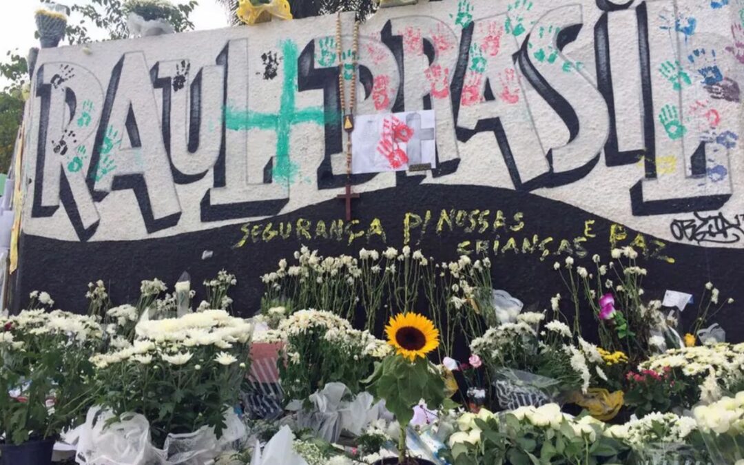Flores em homenagem às vítimas do massacre na Escola Estadual Professor Raul Brasil, em Suzano — Foto Glauco Araújo G1
