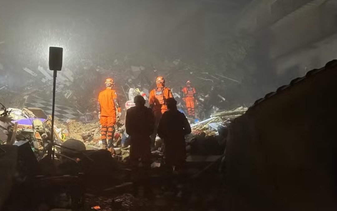 Bombeiros-viraram-a-noite-no-resgate-por-desaparecidos-por-causa-da-chuva-na-Regiao-Serrana-do-Rio-de-Janeiro-